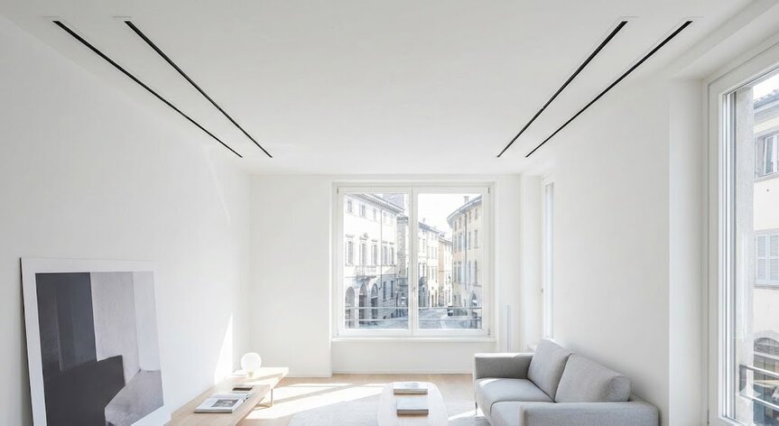 Impianto condizionamento canalizzato invisibile in soggiorno moderno a Bergamo.