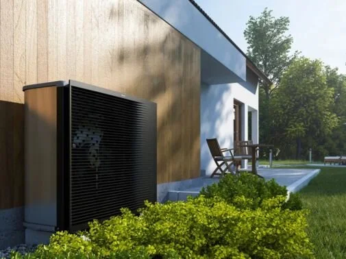 Famiglia in salotto climatizzato con Daikin Perfera