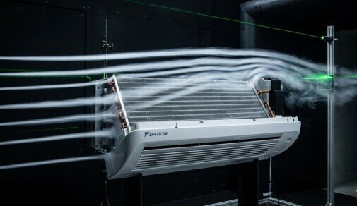 Tecnico specializzato che installa una nuova caldaia a condensazione in una casa moderna a Bergamo.