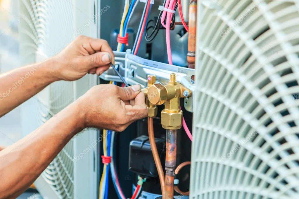 Installatore che monta un climatizzatore a parete