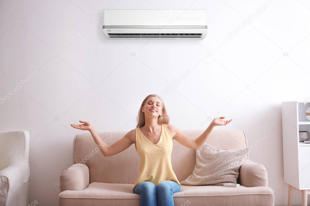 Climatizzatore Daikin Emura installato in soggiorno moderno