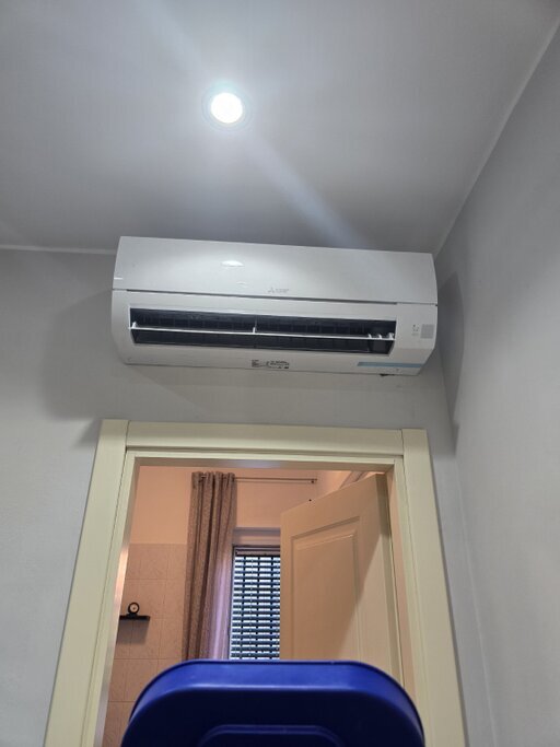 Split Mitsubishi Electric installato sopra porta in appartamento